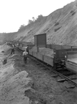 807259 Afbeelding van het beladen van een trein met zand in de zanderij van de N.S. te Maarn.